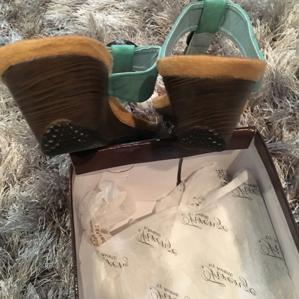 Shoes - Picture 3 of 4